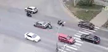Мотоциклист оказался под колесами автомобиля на пересечении улиц Ярославской и Ленинградской в Вологде