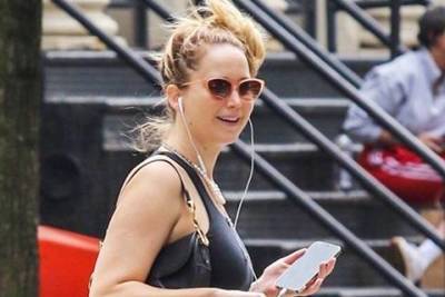 В отличном настроении: беременная Дженнифер Лоуренс на прогулке в Нью-Йорке