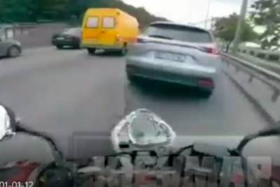 В Киеве водитель и мотоциклист устроили разборки на скорости и попали на видео