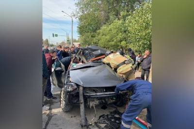 В Ростове 20-летний водитель иномарки пострадал,врезавшись в столб