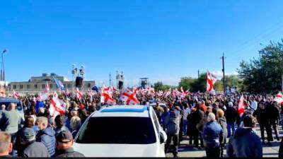 «Свободу Мише» — поддержать Саакашвили к тюрьме пришли тысячи людей