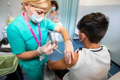 Подростки в Швеции смогут вакцинироваться несмотря на запрет родителей