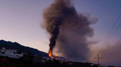 ФОТОФАКТ: Извержение вулкана Кумбре-Вьеха на испанском острове Ла-Пальма