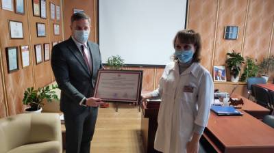 Артем Баранов вручил награды работникам медицинских и образовательных учреждений