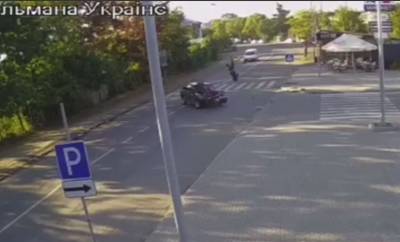 В Ужгороде мотоциклист на Ducati въехал в авто и пролетел около 10 метров (видео)
