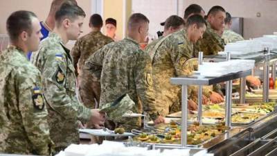 Военнослужащих ВСУ продолжают кормить некачественными продуктами