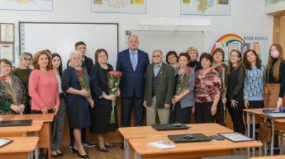 В. Супиков поздравил педагогов школы № 41 с наступающим праздником