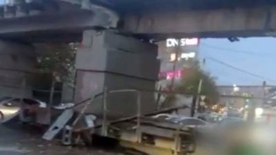 Во Владивостоке водитель фуры снес фрагмент железнодорожного моста