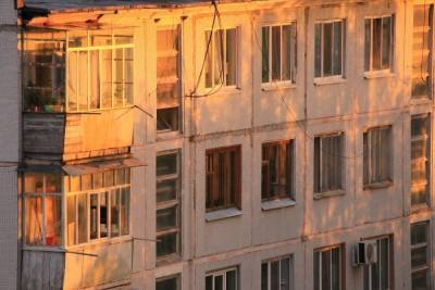 В Рязани при падении с балкона пострадала учительница школы №59