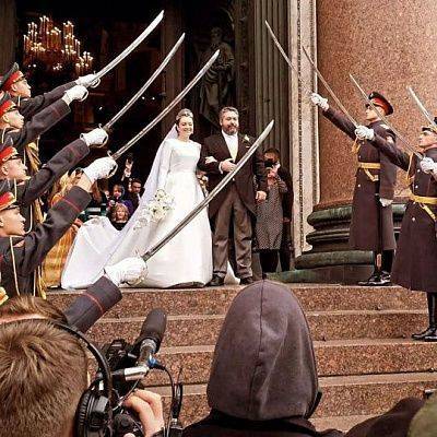 В Минобороны решили выяснить, каким образом рота почетного караула оказалась на свадьбе потомка Романовых