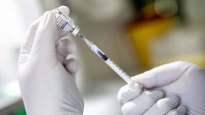 ЕМА рекомендовало людям со слабым иммунитетом третью дозу вакцины