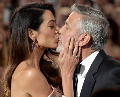 Амаль и Джордж Клуни на красной ковровой дорожке премьеры фильма «Нежный бар»
