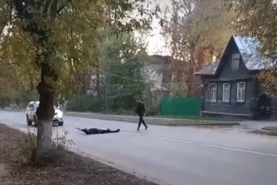 В Тверской области двое странных мужчин по очереди ложились на дорогу