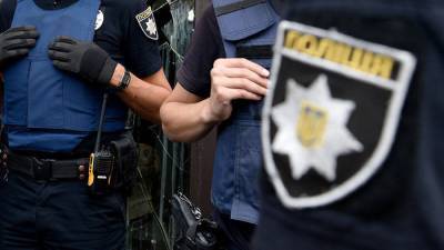 В Киеве мужчина разбил двери и проник в помещение банка: его задержали