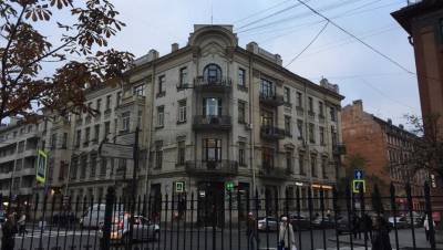 Жильцы дома на Петроградке пожаловались на разбросанные рабочими стройматериалы