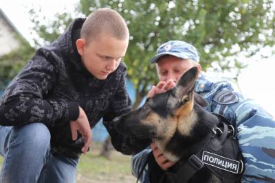 Белгородская полиция подарила собаку мальчику, попросившему её у Путина