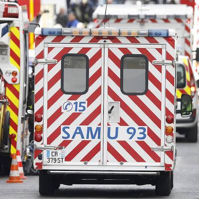 Автомобиль врезался в витрину магазина в Париже, есть раненые