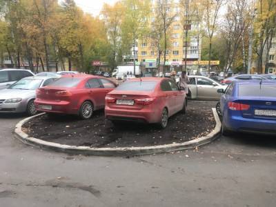 Нижегородцы паркуют машины на клумбах около парка «Швейцария»