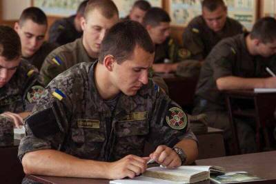 «На пути в НАТО»: Украинских военных планируют обязать учить английский язык