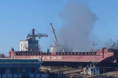 В Хабаровске потушили горевшее на воде в затоне РЭБ флота судно