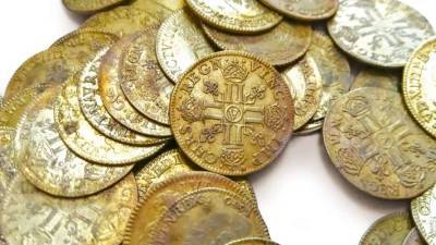 Замурованный в стену клад с монетами XVII века продан за миллион евро