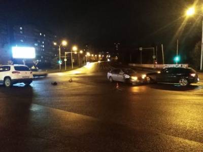 В Уфе столкнулись три автомобиля: есть пострадавшие