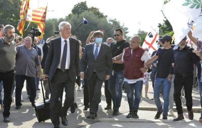 Суд Италии постановил приостановить выдачу Пучдемона Испании