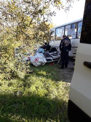 В Сланцах столкнулись маршрутка и машина медслужбы – фото