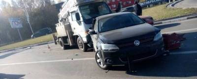 В Красноярске на улице Калинина в ДТП с грузовиком пострадало пять автомобилей