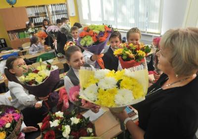 Алексей Островский поздравил педагогов с профессиональным праздником