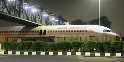 В Индии пассажирский самолет застрял под пешеходным мостом