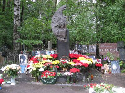 Вандалы разгромили могилы на Богословском кладбище Петербурга