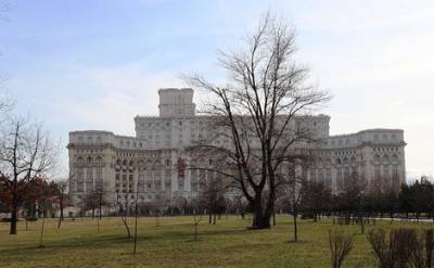 Парламент Румынии рассмотрит сегодня вопрос о вотуме недоверия правительству