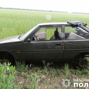 Житель Запорожской области угнал автомобиль и бросил его в поле. Фотофакт