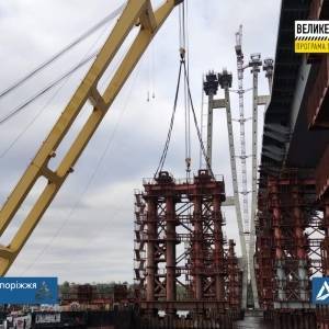 «Захарий» готовится к монтажу первой секции низовой части вантового моста в Запорожье. Фото
