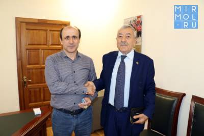 Алиму Темирбулатову вручили медаль за укрепление дружбы и сотрудничества между народами Дагестана и Азербайджана