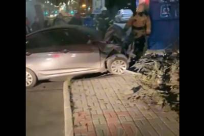 В Белгороде накажут влетевшего в стелу АЗС водителя