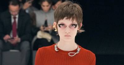 Givenchy на Неделе моды раскритиковали за колье-удавку