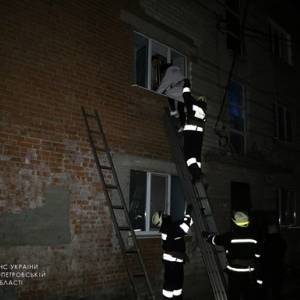 Во многоэтажке на Днепропетровщине произошел пожар: спасены девять человек. Фото. Видео