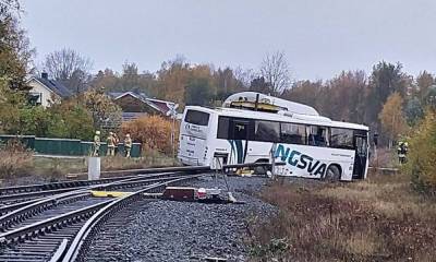 Путевая машина столкнулась со школьным автобусом в Финляндии: пострадали 12 человек