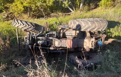 В Тверской области пьяный угонщик трактора вылетел на нем в кювет