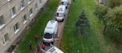 Возле больницы Львова образовалась очередь «скорых» с больными COVID