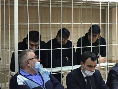 Фигурантов дела о смертельной стрельбе в Мошково привезли в суд Новосибирска