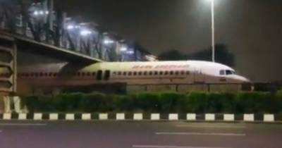 Самолет Air India застрял под мостом в Дели (видео)