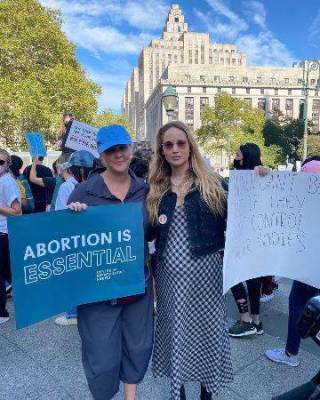 Беременная Дженнифер Лоуренс вышла на митинг в поддержку абортов!