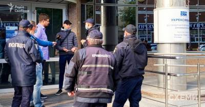 На журналистов программы "Схемы" напали в кабинете главы "Укрэксимбанка"