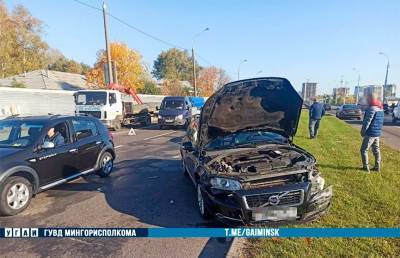 На проспекте Жукова в Минске пьяный бесправник протаранил два автомобиля