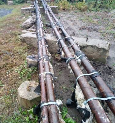 Рязанцы пожаловались на оголённые трубы теплотрассы в посёлке Листвянка
