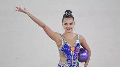 Дина Аверина заняла третье в упражнениях с булавами на турнире в Москве
