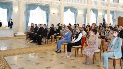 «Это самый замечательный праздник»: Радий Хабиров поздравил учителей